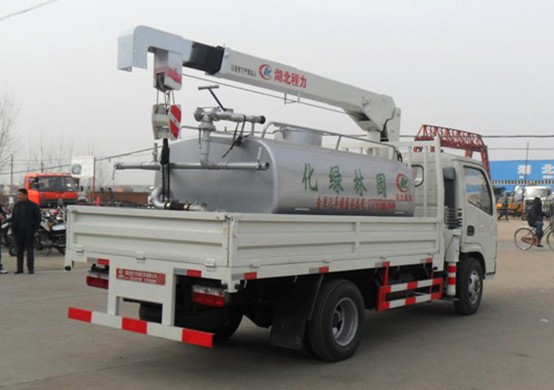 多功能灑水車——東風多利卡隨車吊灑水車4