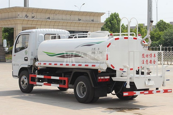 環衛灑水車作業視頻_5噸(5方)東風多利卡環衛灑水車價格3