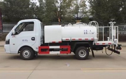 小型灑水車型號(hào)規(guī)格及功率_東風(fēng)途逸2噸小型灑水車3