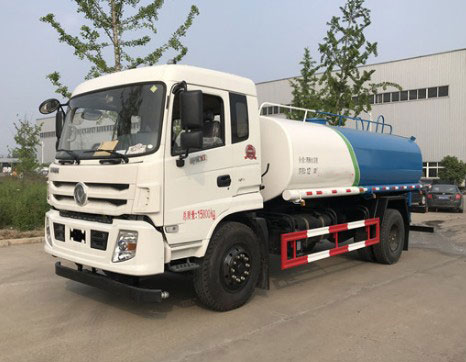 15方灑水車一天租金多少_東風(fēng)御虎15噸綠化灑水車廠家價(jià)格2
