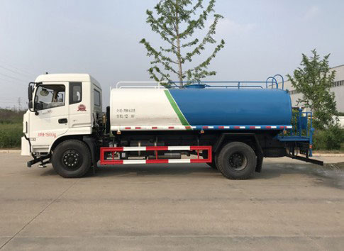 15方灑水車一天租金多少_東風(fēng)御虎15噸綠化灑水車廠家價(jià)格4
