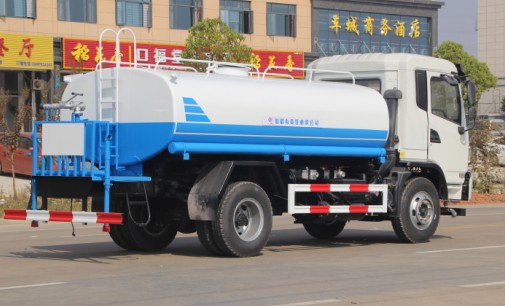 大運(yùn)風(fēng)度灑水車高清圖片 大運(yùn)風(fēng)度灑水車高清圖片
