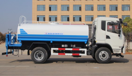 大運(yùn)風(fēng)度灑水車高清圖片 大運(yùn)風(fēng)度灑水車高清圖片