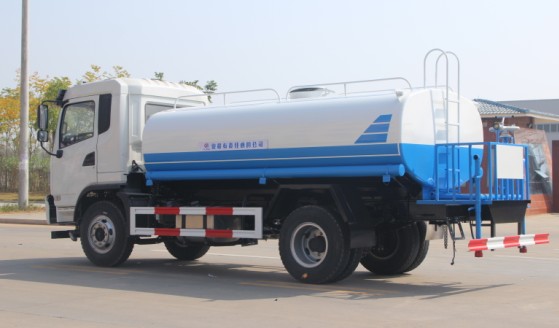 大運(yùn)風(fēng)度灑水車高清圖片 大運(yùn)風(fēng)度灑水車高清圖片