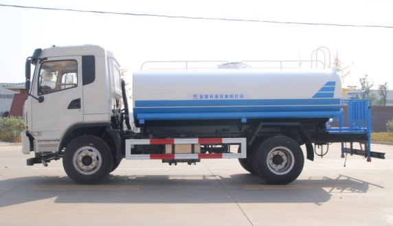 大運(yùn)風(fēng)度灑水車高清圖片 大運(yùn)風(fēng)度灑水車高清圖片