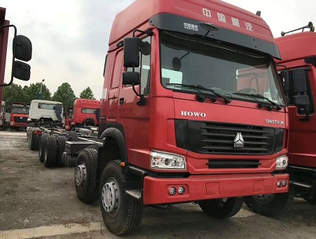 一批庫存重汽豪沃前四后八載貨車底盤 一批庫存重汽豪沃前四后八載貨車底盤