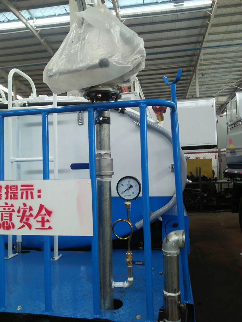 礦底防爆灑水車細節(jié)展示圖片 礦底防爆灑水車細節(jié)展示圖片