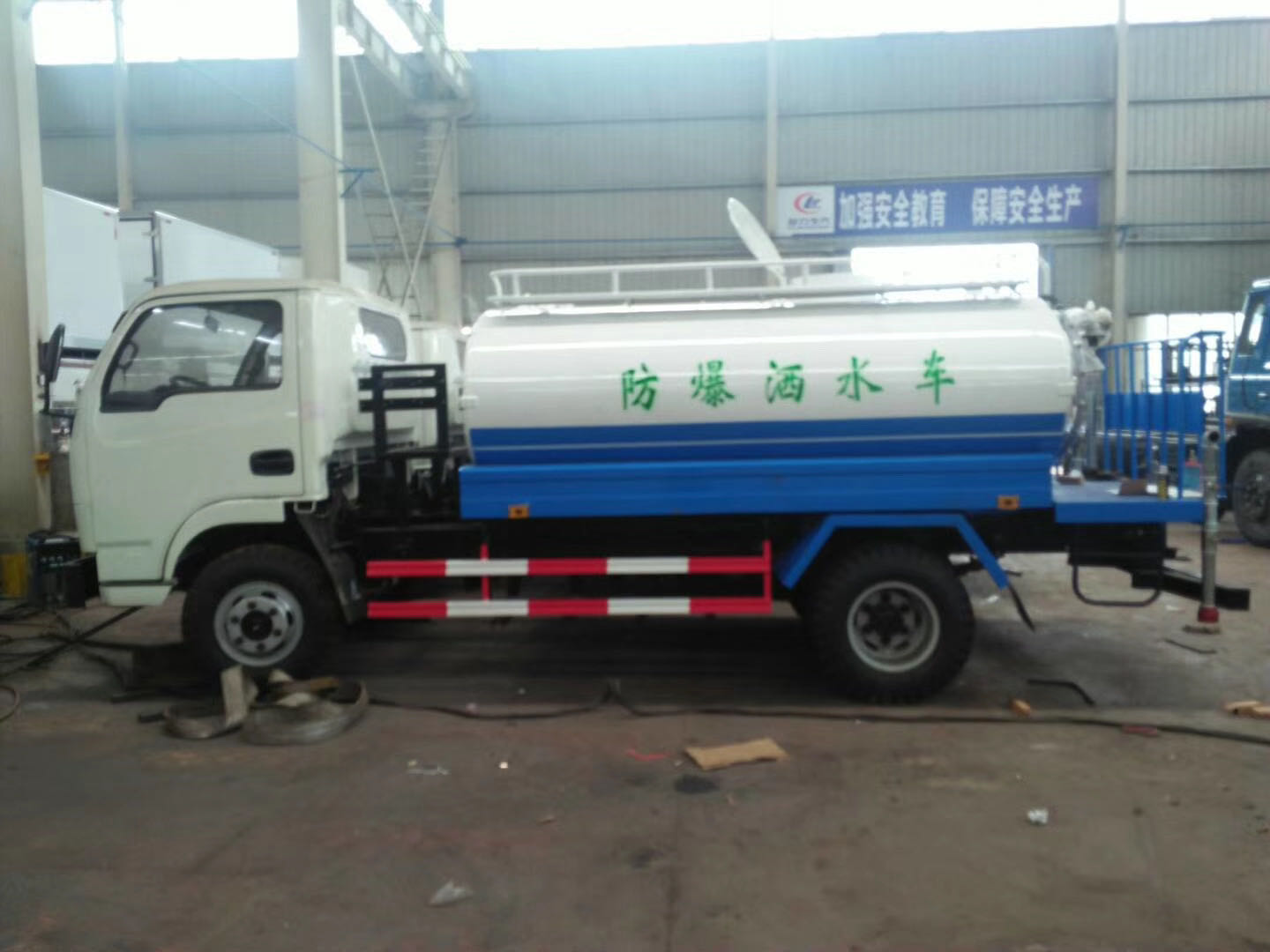 礦底防爆灑水車細節(jié)展示圖片 礦底防爆灑水車細節(jié)展示圖片