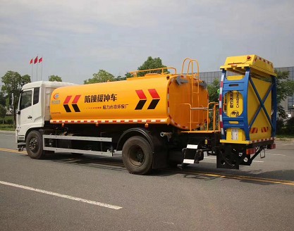 國(guó)六東風(fēng)天錦多功能灑水車(chē)帶防撞緩沖車(chē)功能2