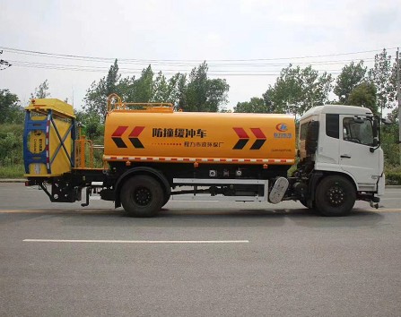 國(guó)六東風(fēng)天錦多功能灑水車(chē)帶防撞緩沖車(chē)功能3