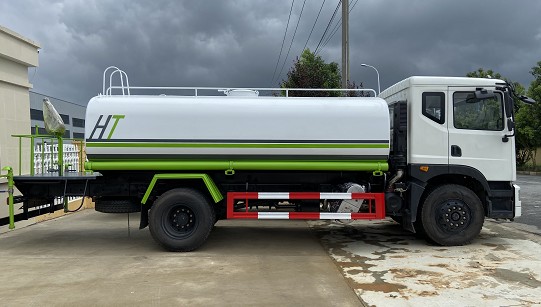 國(guó)六15方東風(fēng)華神T5灑水車(chē)圖片 國(guó)六15方東風(fēng)華神T5灑水車(chē)圖片