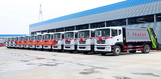 某軍區(qū)領(lǐng)導(dǎo)蒞臨我公司驗收第三批軍港壓縮垃圾車 某軍區(qū)領(lǐng)導(dǎo)蒞臨我公司驗收第三批軍港壓縮垃圾車