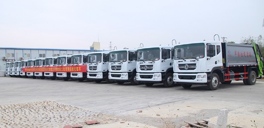 某軍區(qū)領(lǐng)導(dǎo)蒞臨我公司驗收第三批軍港壓縮垃圾車 某軍區(qū)領(lǐng)導(dǎo)蒞臨我公司驗收第三批軍港壓縮垃圾車