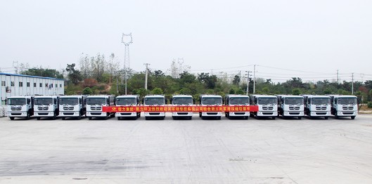 某軍區(qū)領(lǐng)導(dǎo)蒞臨我公司驗收第三批軍港壓縮垃圾車 某軍區(qū)領(lǐng)導(dǎo)蒞臨我公司驗收第三批軍港壓縮垃圾車