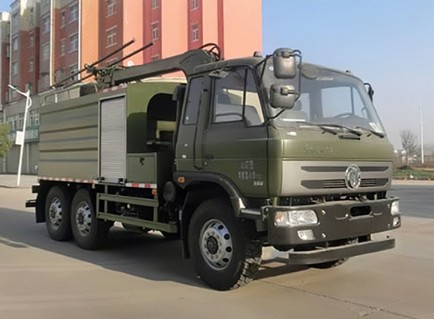 東風六驅(qū)光伏板清洗車,專業(yè)清洗太陽能板!