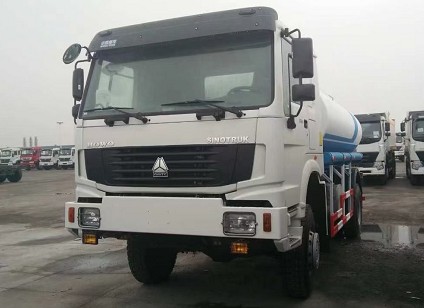 出口版4X4全驅(qū)動豪沃13方灑水車多方位圖片 出口版4X4全驅(qū)動豪沃13方灑水車多方位圖片