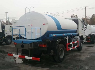 出口版4X4全驅(qū)動豪沃13方灑水車多方位圖片 出口版4X4全驅(qū)動豪沃13方灑水車多方位圖片