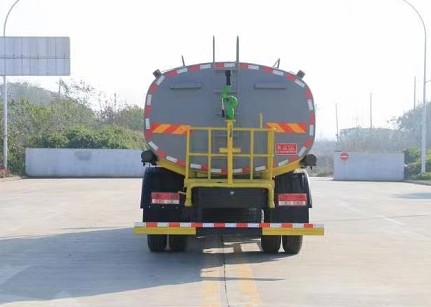 國六福田時代領(lǐng)航小三軸20方灑水車圖片 國六福田時代領(lǐng)航小三軸20方灑水車圖片