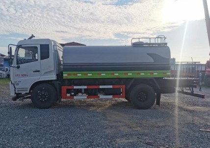 國(guó)六東風(fēng)天錦12方灑水車(chē)圖片 國(guó)六東風(fēng)天錦12方灑水車(chē)圖片