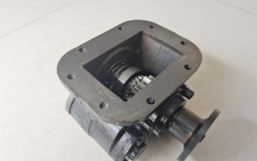 東風DF650變速箱取力器 東風DF650變速箱取力器